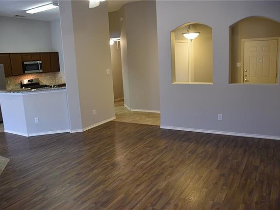 4th image of 1028 Barkridge Dr
