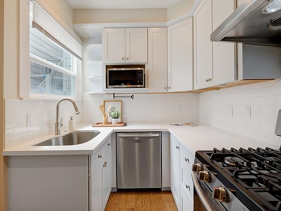 3rd image of 3037 Van Ness Ave #2