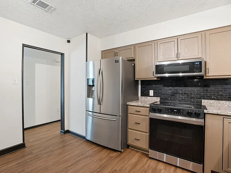 703 Pineview Ct — Photo 9