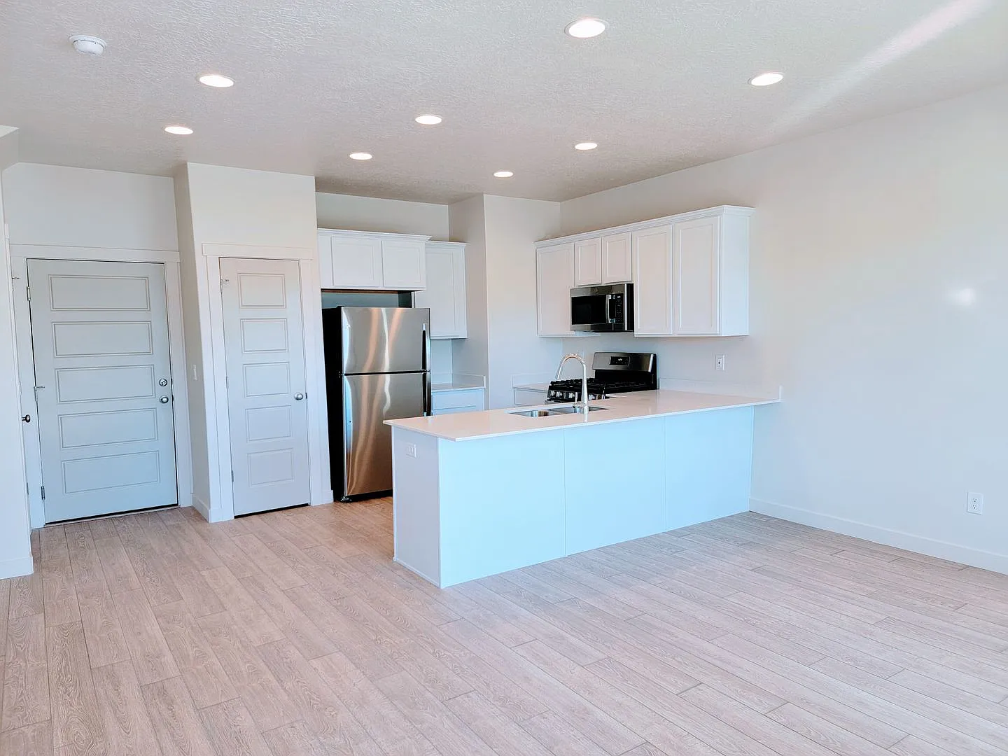 Get $500 Off The First Months Rent — Photo 4