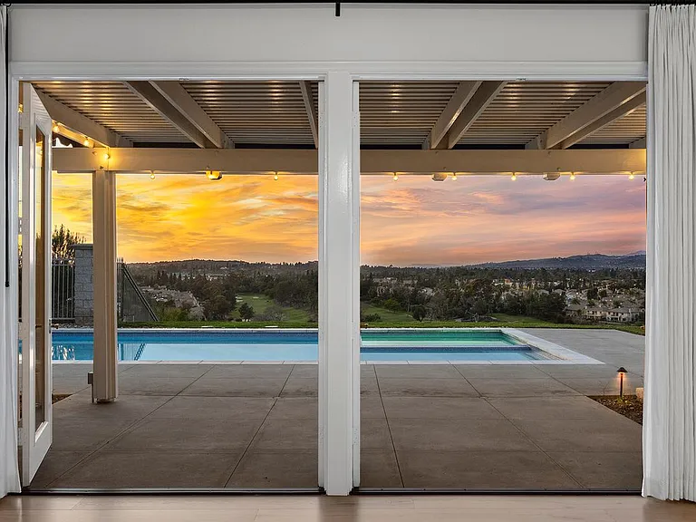 2309 Skyline Dr — Photo 4