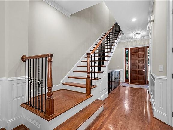 4th image of 32 Midland Park Ln