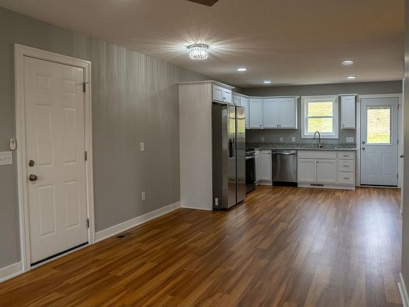 3rd image of 264 Willowside Dr