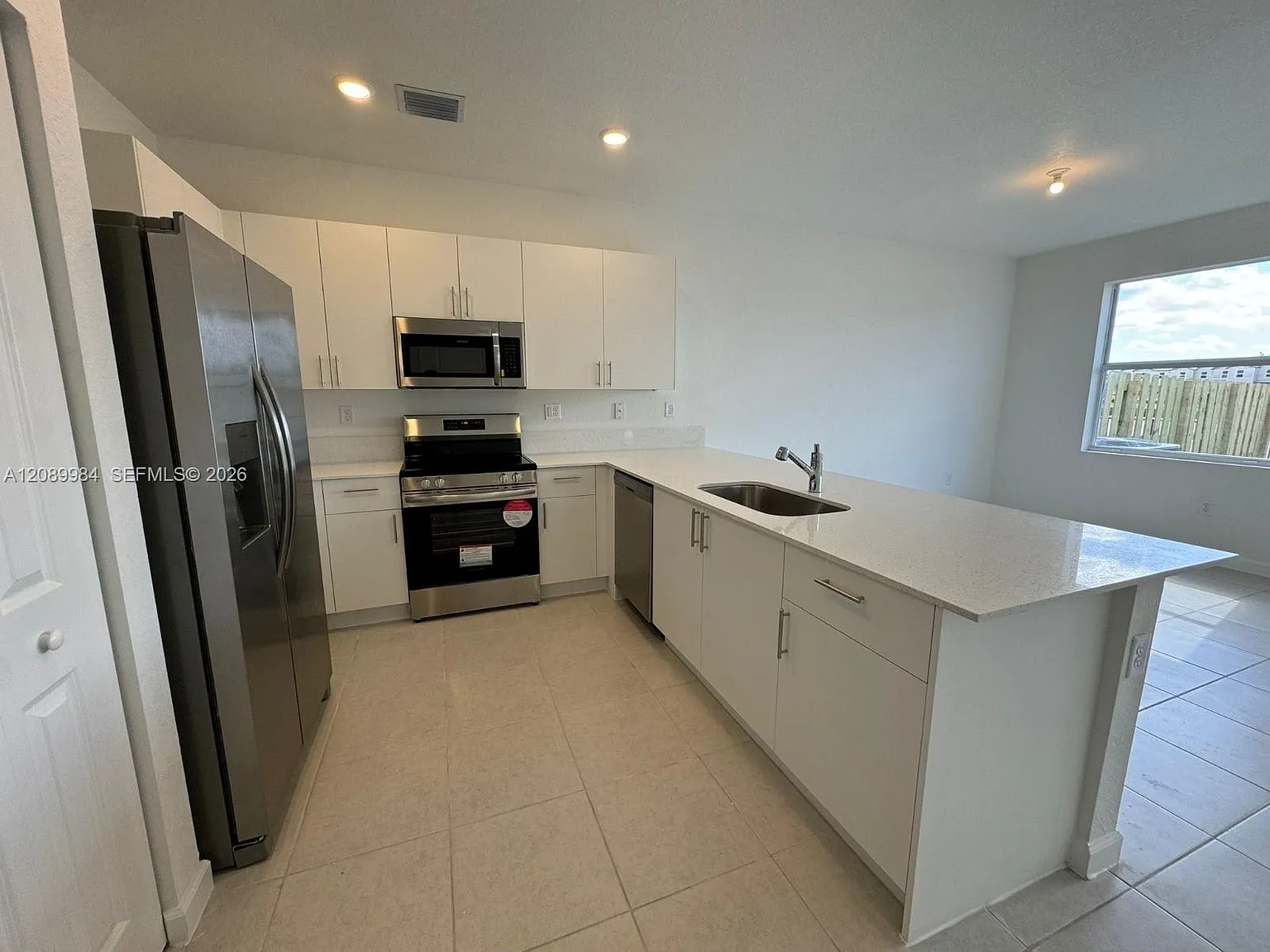 3 bed, 2.5 bath, 1393 sqft, $2,500 — Photo 2