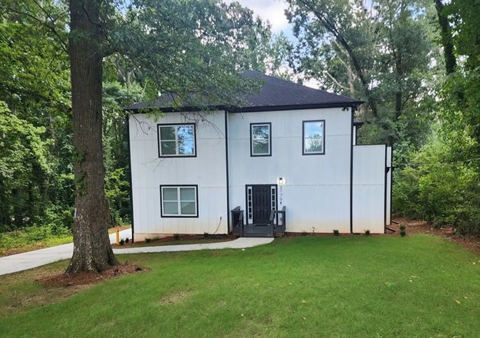 Room in 6 Bedroom Home in Decatur — Photo 2