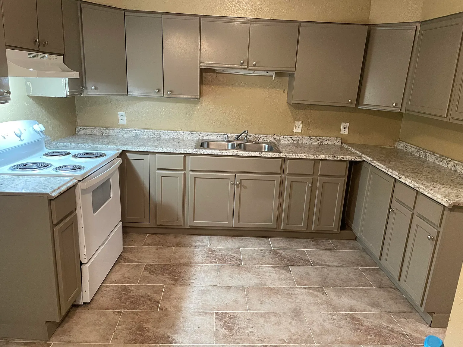 3 bed, 2.0 bath, 1106 sqft, $1,380 — Photo 2