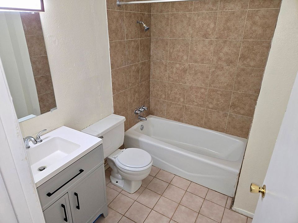 2nd image of 422 Virginia St NE #2