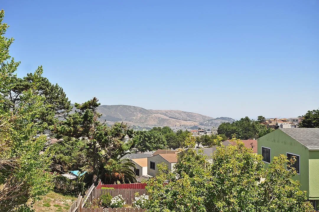 3 bed, 1360 sqft, $4,400 — Photo 2
