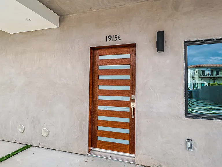 1915 S Palm Grove Ave — Photo 56