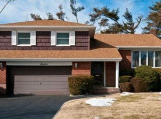 16 Patricia Ln, Syosset, NY 11791