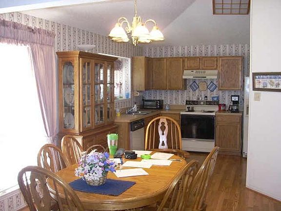 4th image of 330 Angelina Dr