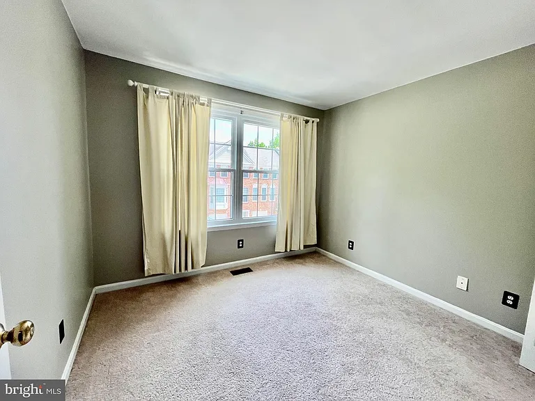 7504 Lamoyne Ct — Photo 32