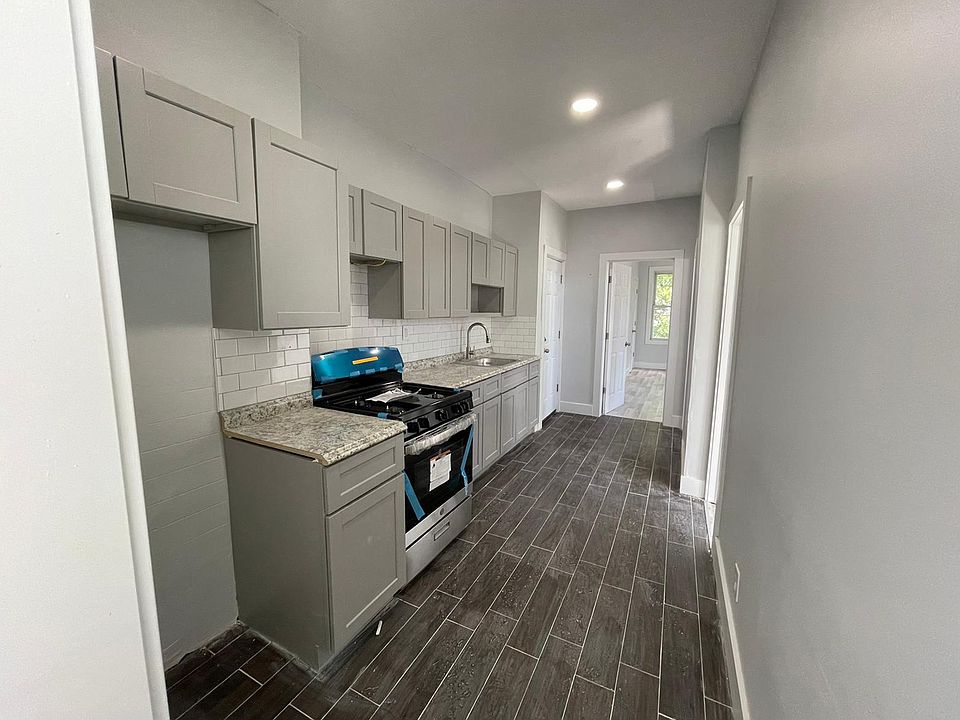 1st image of 474 Leslie St #2R