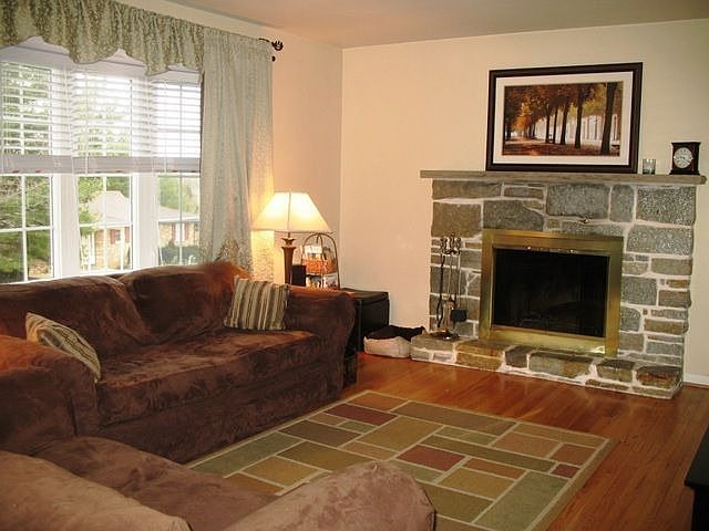 2nd image of 1337 Hillendale Rd