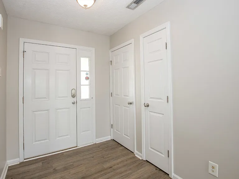 196 Lochwood Dr — Photo 5