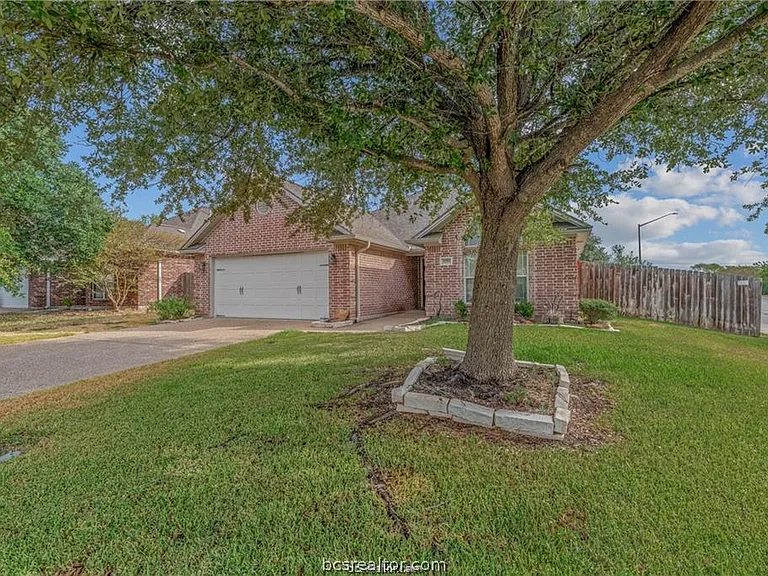 3755 Essen Loop — Photo 1