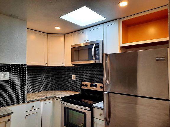 2nd image of 301 1/2 Aliso Dr SE