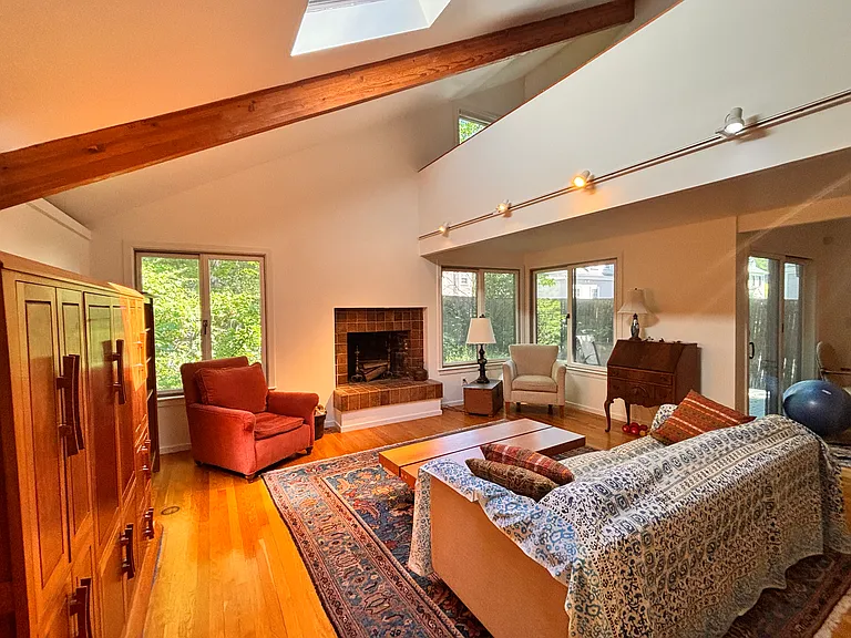 8 Bond St — Photo 2