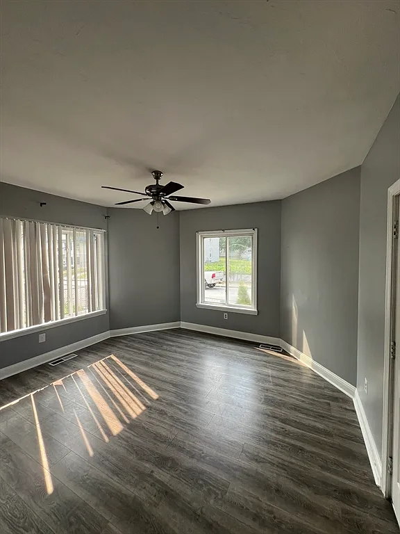 3 bed, 1.0 bath, 1100 sqft, $2,200 — Photo 2