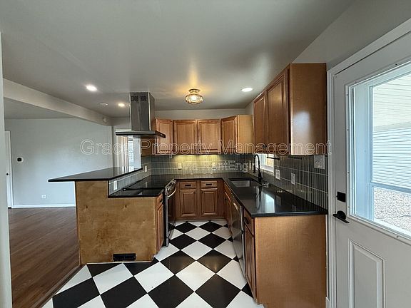 5th image of 4648 S Lincoln St