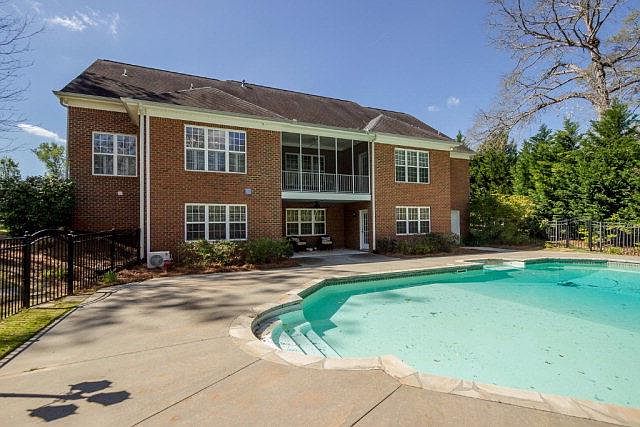1st image of 1420 Knob Hill Cir