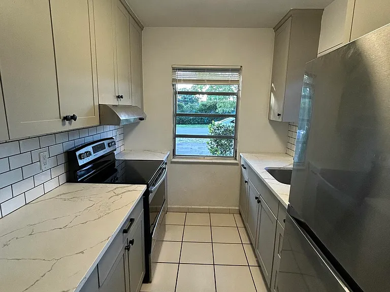 1002 SW 28th St — Photo 6