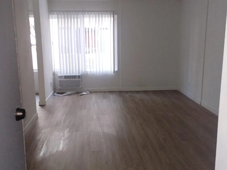 340 S Kenmore Ave — Photo 6