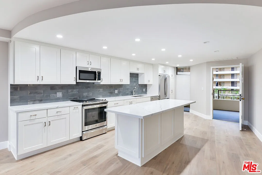 2 bed, 2.0 bath, 1422 sqft, $5,295 — Photo 1
