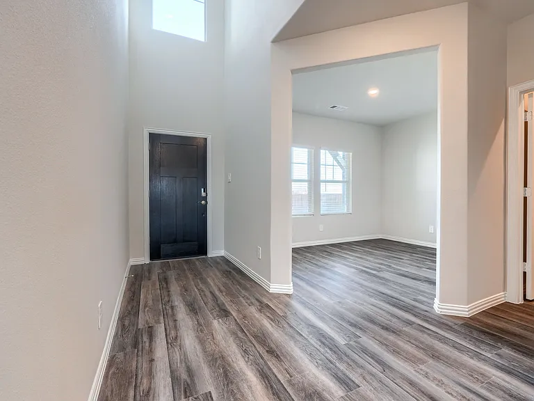 906 Jennie St — Photo 4