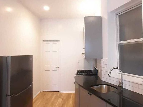 5th image of 52 Macdougal St APT 1a