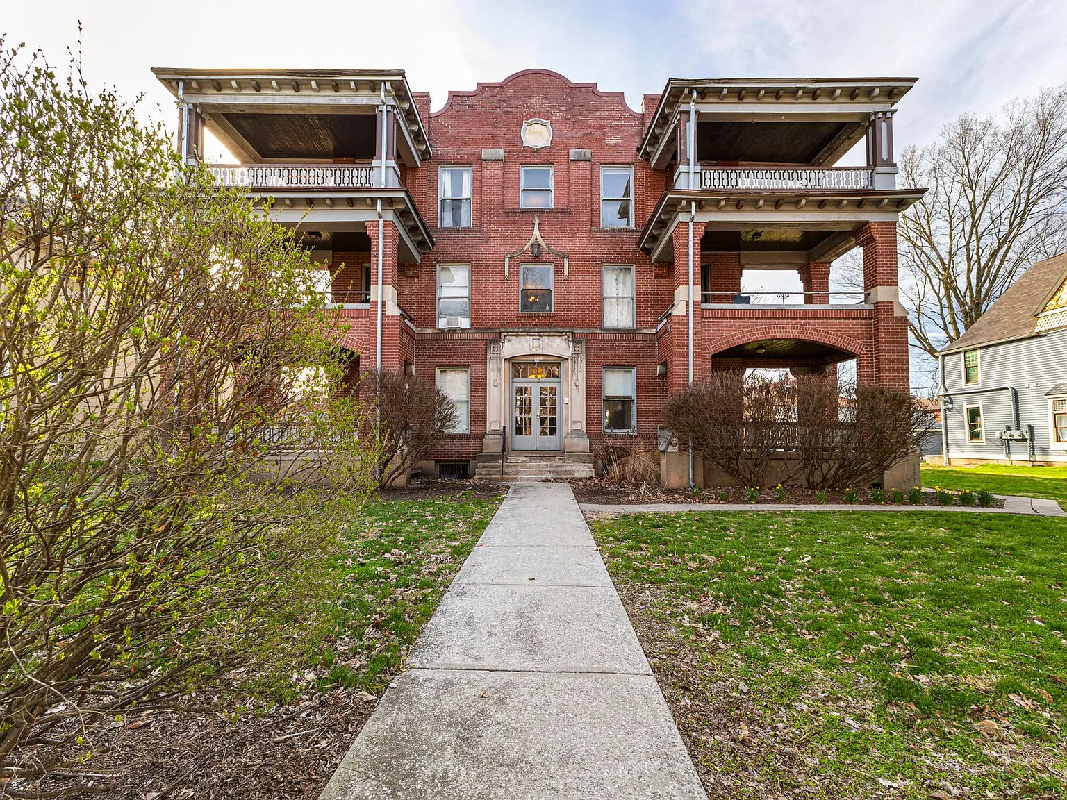 Essex Apartments — Photo 2