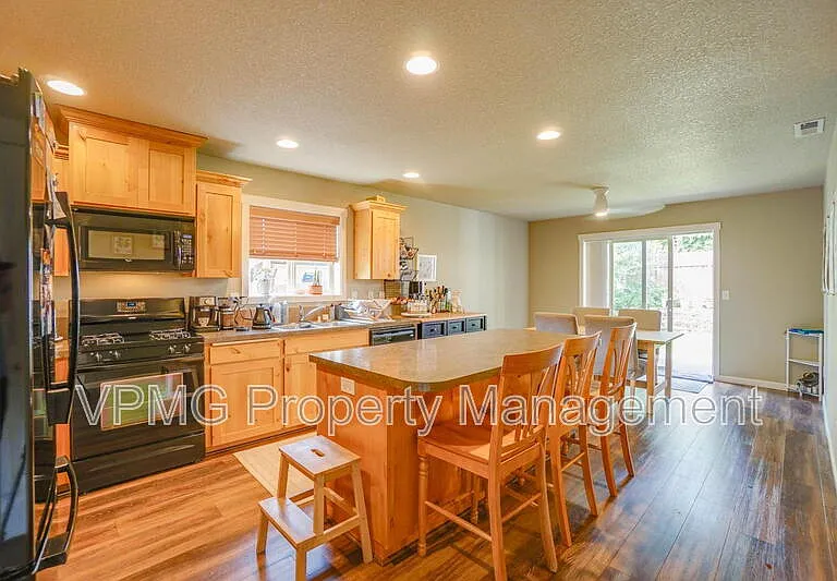 8814 NE 82nd Ave — Photo 8
