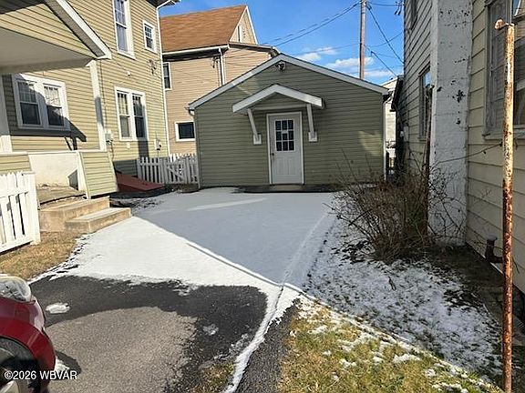 3rd image of 1002 Huron Ave