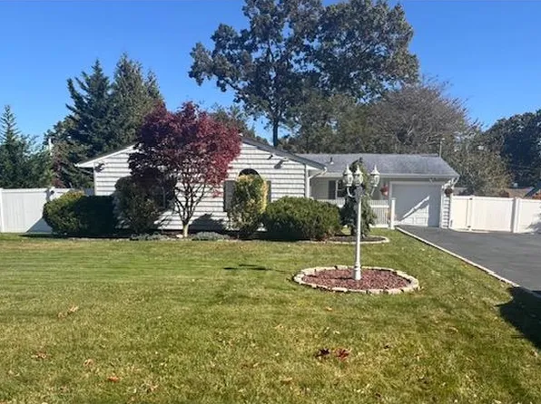 63 Avenue D, Farmingville, NY 11738