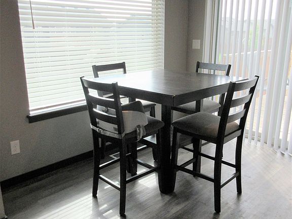 3rd image of 2518 Colton Ave