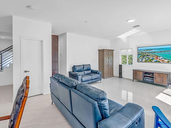 3rd image of 121 Bimini Dr