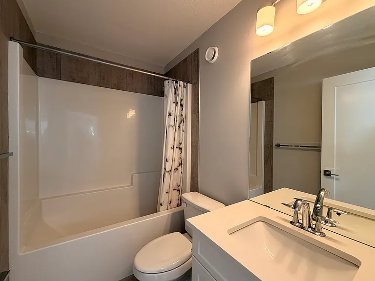 1758 Keene Cres SW — Photo 11