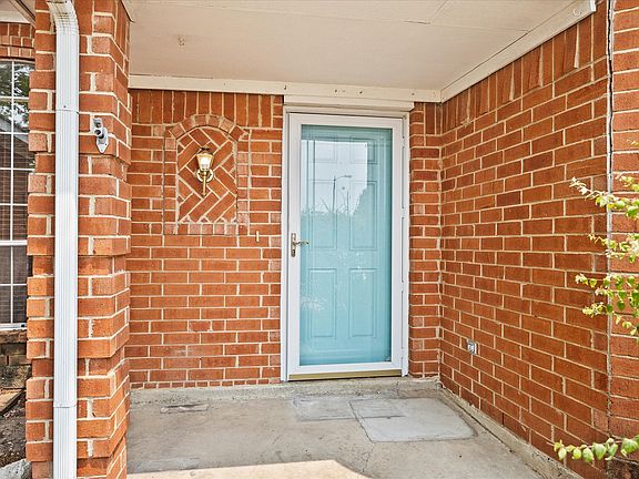 3rd image of 2416 Liles Ln