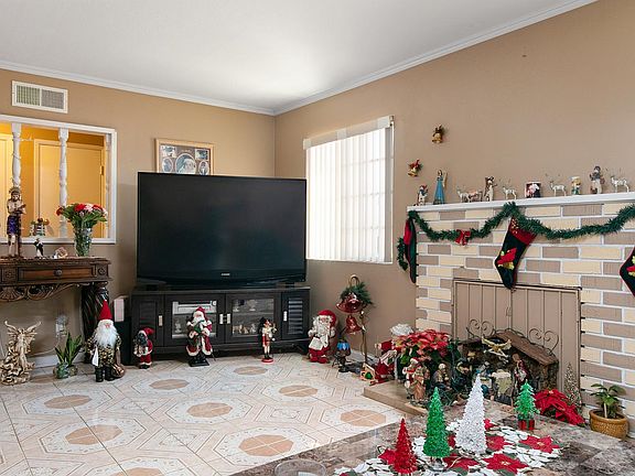 1731 Rialto St-006-23-Living Room-MLS_Si