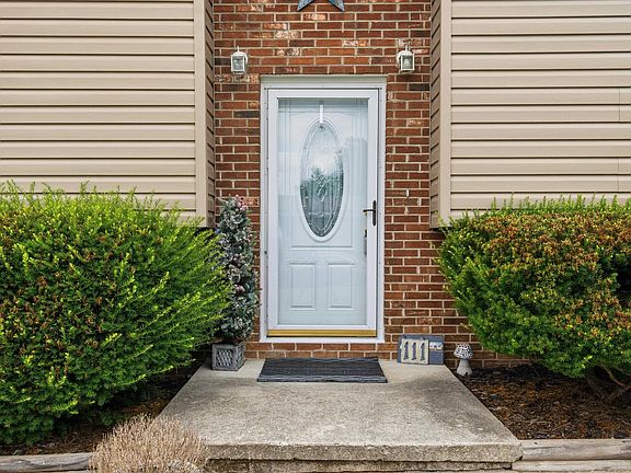 4th image of 111 Caudill St