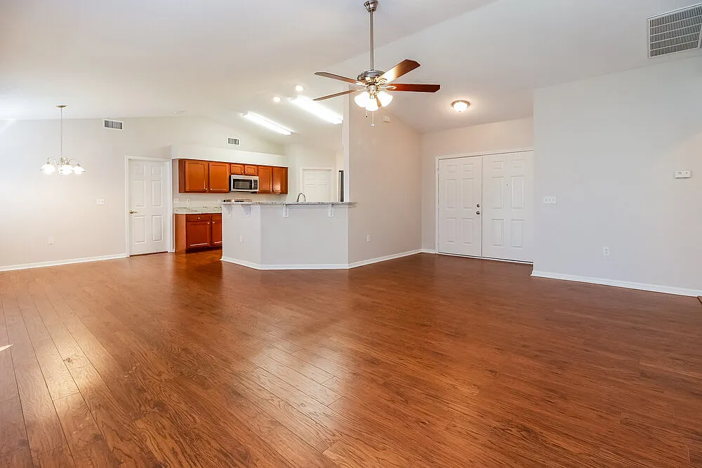 3 bed, 2.0 bath, 1525 sqft, $3,490 — Photo 2
