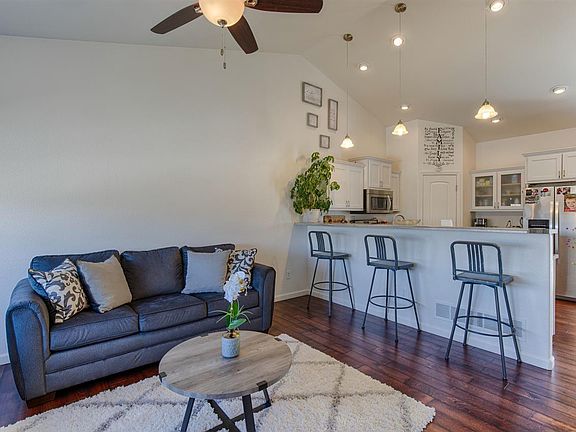 3rd image of 723 Camp Davis Cir