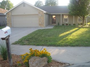 905 Gardens Ct, Lawrence, KS 66044