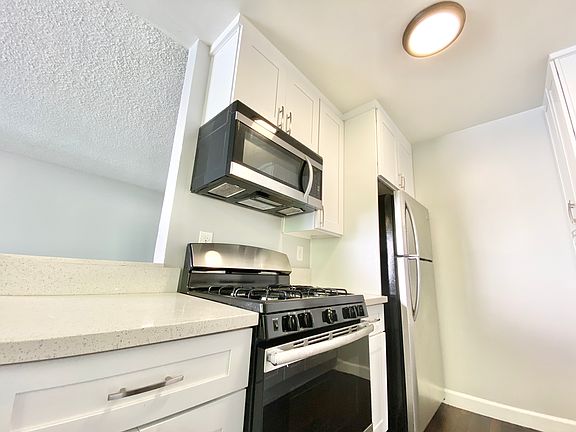 2nd image of 1333 N Kingsley Dr APT 12