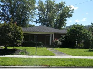 528 3rd St, Paintsville, KY 41240