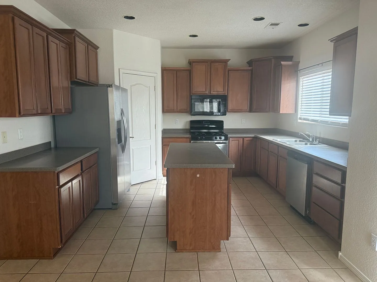 4 Br, 2.5 Ba with 2 living areas and over 2700 square feet in Cabezon. — Photo 3