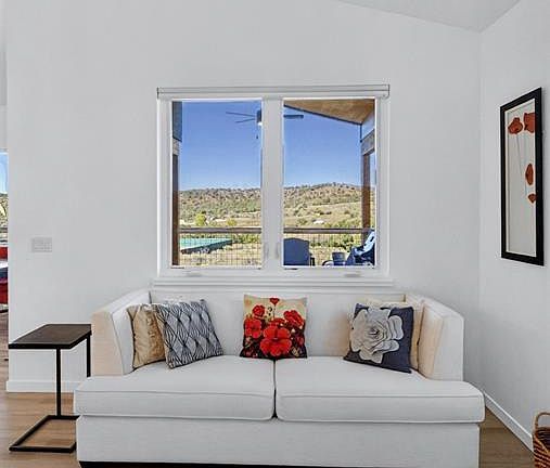 4th image of 39 Yarrow Ct.