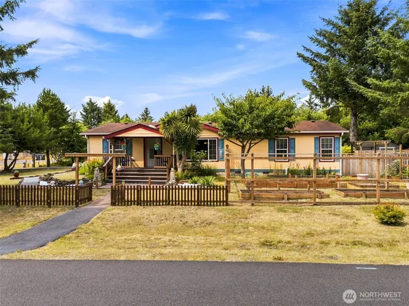700 Island Circle SE, Ocean Shores, WA 98569
