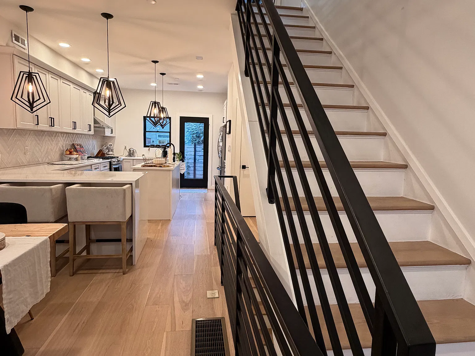 3 bed, 2600 sqft, $5,000 — Photo 3