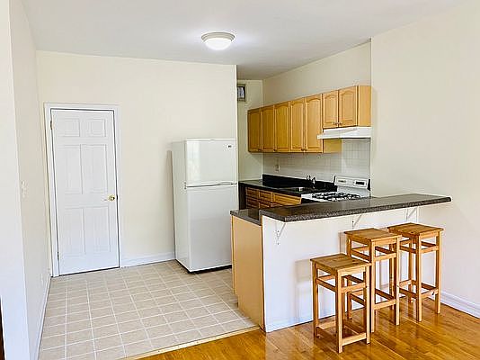 3rd image of 9 Montague Ter #4C